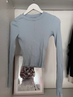 Blå ribbad tröja - Långärmad blå tight tunn och ribbad tröja från Gina tricot i strl S! Säljer den därför att den inte passar mig längre! I väldigt bra skick!💙