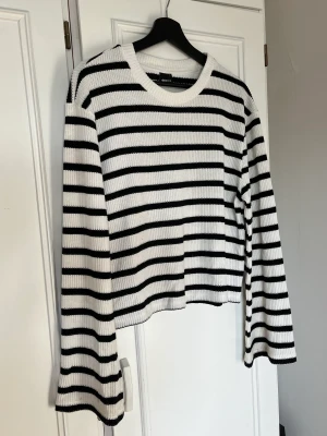 Stickad tröja - Stickad tröja med fina ärmar från Gina Tricot