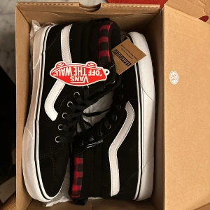Vans filmore svart mocka  - Helt oanvända Vans filmore High i låda, nypris 850, mitt pris 350