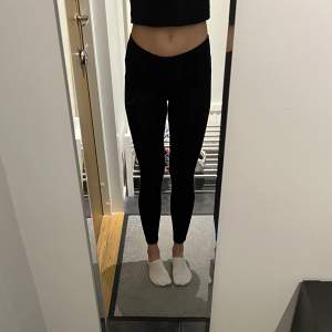 Svarta leggings från KappAhl i strl 158. Använda några gånger. 