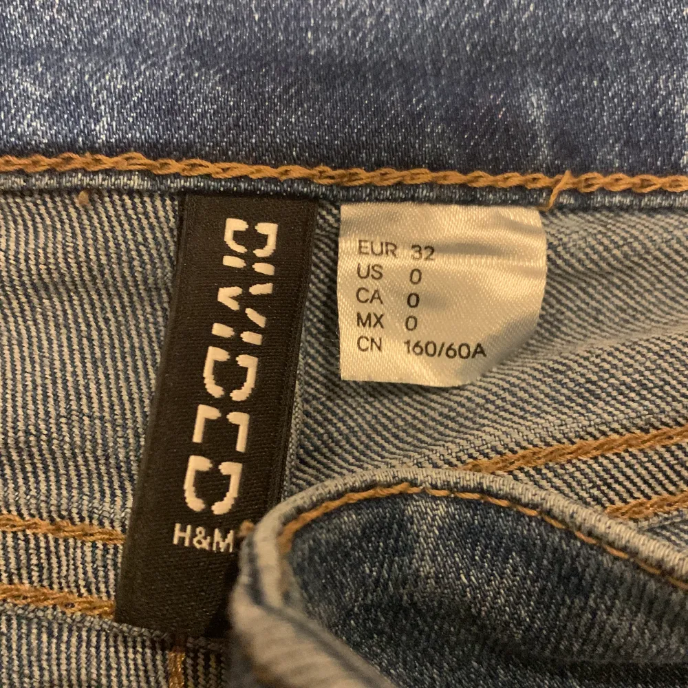 Säljer dessa bootcut jeans ifrån hm. Jag skulle säga att de är mid/highwaist. Säljer för 65 kr för att de är söndertrampade och lite smutsiga längst ner på jeansen. Jag är 161 och de är lite långa för mig. Strl 32💕. Jeans & Byxor.