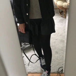 Höst kjol - Så fin kjol i skinn perfekt till hösten🍂🍁 storlek 36, från hm