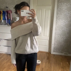 Stickad off shoulder - jättefin stickad off shoulder tröja från Hm , sparsamt använd. Den är storlek S men ganska oversize💕 skriv om du har några funderingar💓