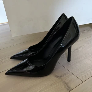 Svarta pumps - Sjuuukt snygga svarta lackerade pumps från zara i storlek 39. Endast använda en gång, ny pris 600kr Frakt står man för själv🥰