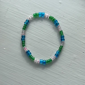 Armband - Super coolt armband som jag har gjort som är rosa, blått och grönt✨✨