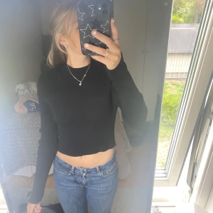 Svart tröja med knyt bak - Svart ursnygg tröja från ginatricot, nyskick då den bara testad och använd 1 gång. Super snygg knyt där bak som ger en extra detalj! Storlek S
