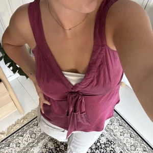 Vintage linne  - Säljer detta skitsnygga linne då det tyvärr kommer till användning alldeles för sällan. Passer både för utekväll och myskväll. Köpt secondhand 