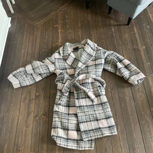 Rutig rosa kappa från asos - Härlig kappa från ASOS eget märke, använd 1 säsong