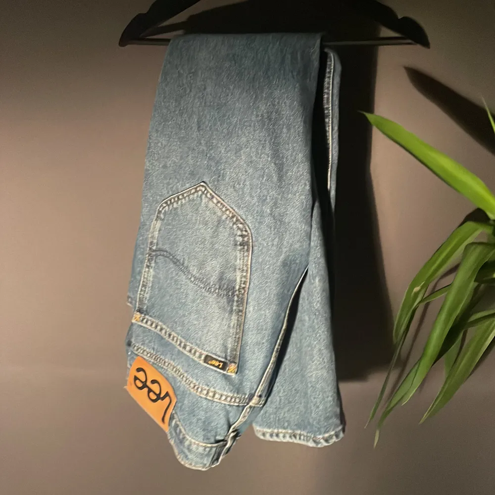 Säljer ett par Lee jeans i storlek W32 L32. I ett fint skick utan några defekter. Nypris 1000kr. Jeans & Byxor.