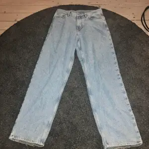 Blå skateboard jeans köpta från junkyard bra skick förutom vid botten där det finns lite slitage pågrund av att dom va för långa. Storlek xxs men sitter baggy.