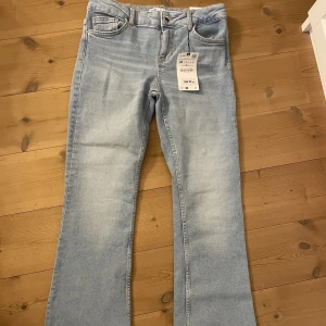 Oanvända jeans - Skit snygga jeans från zara. Helt oanvända, prislapp kvar. Nypris 399