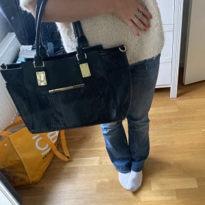 Snygg skolväska - Perfekt väska att ha till skolan eller jobb, får plats med dator och mycket annat! 