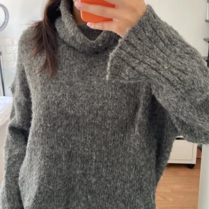 Grå stickad tröja  - Jätte skön och mysig men kommer inte längre till användning 