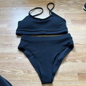 NY!!! Bikini  - Helt ny bikini! Underdelen är högmidjad. 