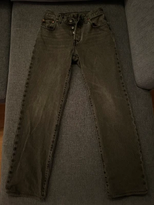 Levi’s 501 Loose fit - Gråa levis 501or som ja har vuxit ur därför de låga priset. Dem är loosefit så typ som en dammodell runt höfter/rumpa. Men funkar lika bra för herr om man har liten midja/höfter. Köpa på levis i MOS Sthlm. Mindre defekter på fickorna.