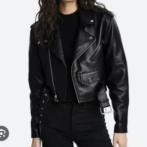 Skinnjacka - Svart jacka från bikbok som inte har användts mycket alls. Nypris: 900kr Skriv för frågor eller intresse🥰