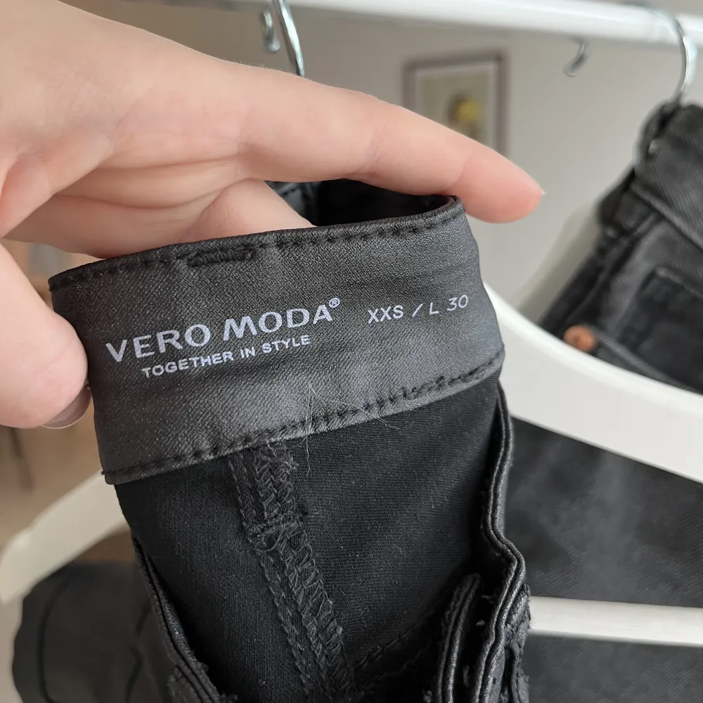 Vaxade byxor från Vero Moda i storlek XXS. Inga defekter och är så fina på! Säljer pga att de är för små nu 🩷. Jeans & Byxor.