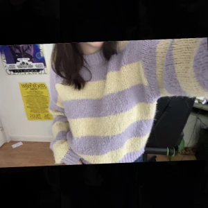 Fin stickad tröja - Söt stickad tröja från vero moda i skitfina färger!! passar skitbra för att göra en outfit mer färgglad! Skriv för fler bilder elr om de finns frågor!!
