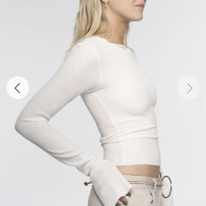 A-DSGN topp - Långärmad vit topp från a-dsgn storlek M men liten i storleken , tröjan har några lösa trådar då tyget är väldigt ömtåligt!