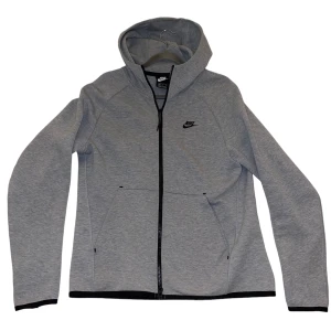Nike Tech Fleece (old season) - Skick: 4/10 Finns flera skador kan skicka bild på allt om man vill. Kvitto finns inte. Både byxorna och tröjan är M.