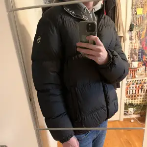 Säljer nu en av mina favoritjackor! 🧥Denna Colmar jacka är perfekt för vintern och är även vändbar!❄️🤩Köpt i Italien för runt 5000kr och endast använt den en vintersäsong.⛄️Skriv om du har några frågor eller vill ha fler bilder!📸Kom gärna med bud!💵💸