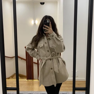 Zara kappa - En jätte fin kappa från zara, kommer inte till någon användning längre och för fler bilder är det ba att skriva 💕💕💕