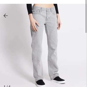 Gråa low waist jeans från lager🩷Storlek 34!