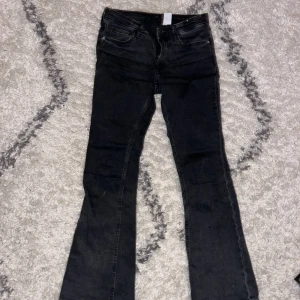 Lågmidjade jeans - Svarta lågmidjade jeans ifrån hm. Jätte fina på. 