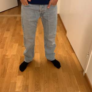 Ett par ganska nya Levis jeans 501 väldigt bra kvalitet xs i herr storlek. Om du har mer frågar skriv t mig pris går att diskuteras Ny pris på dom här är 1100 