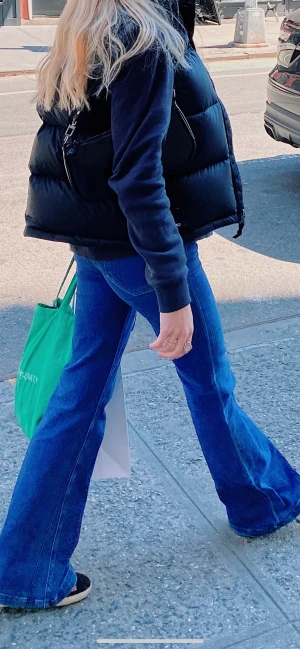 Jeans från Paige - Snyggaste bootcut jeansen du kan hittta!! Inga defekter bara för små för mig. Älskar verkligen dessa och hoppas du kommer att göra det med😄  Köpte för 4000kr ungefär. Pris kan diskuteras!  Skriv om ni har några frågor💓