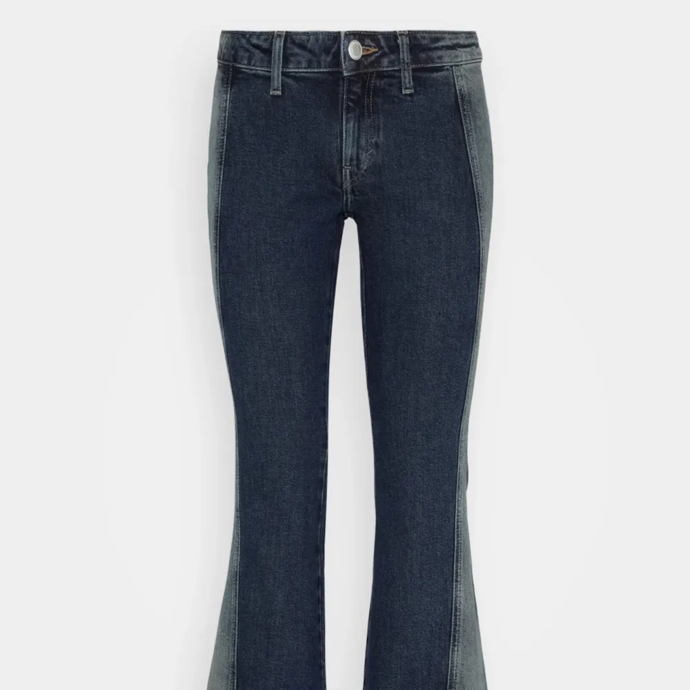 Säljer dessa väldigt snygga jeansen ifrån Weekday som har en annan slags jeans färg på sidan - as coolt! Säljer då jeansen vart fel storlek för mig bara! Så de är typ aldrig använda🥰. Jeans & Byxor.