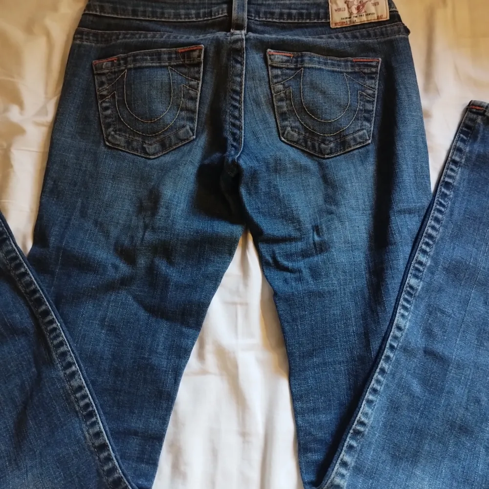 As coola raka True religion jeans som är low waist! Säljer dem pga dom inte kommer till användning⭐ . Jeans & Byxor.
