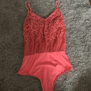 Korallrosa body - Korallrosa body med paljetter. Använd 3-4 ggr. Slutsåld på Asos.
