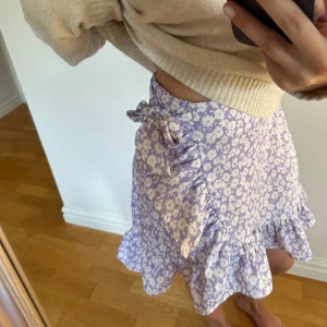 Lila kjol💘 - 💥 Rensar garderoben💥  Säljer min urgulliga blommiga kjol från Shein! Nypris: 80 kr⭐ Kjolen har en fin liten volang samt två tjockare band som man kan knyta till en fin och "fluffigare" rosett!🌸🎀 Använd 5 gånger så absolut fint skick!🤗
