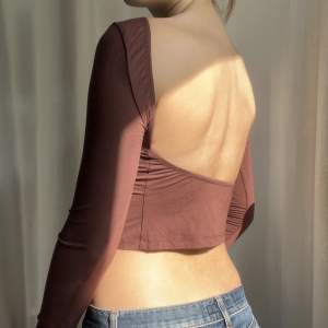 Brun långärmad tröja med öppen rygg, orginellt från Shein. Köpt på Plick 🤎 Skriv privat för mer bilder! 