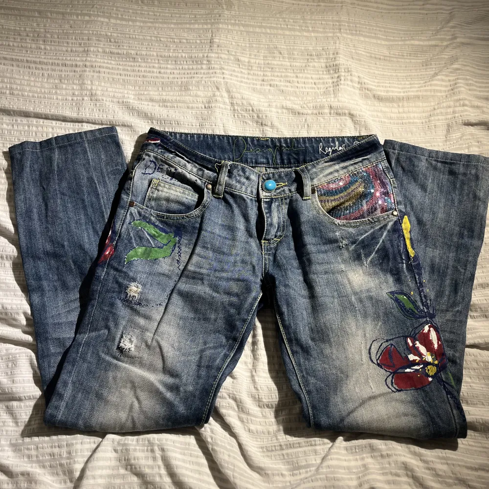 Det här är ett par väldigt unika jeans, ett par favoriter hos mig ett bra tag men har nu ändrat min stil lite och får därav inte användning av de längre TYVÄRR, detta jeans är köpta second hand och märket är Desingual, jeansen har en massa detaljer😍😍. Jeans & Byxor.