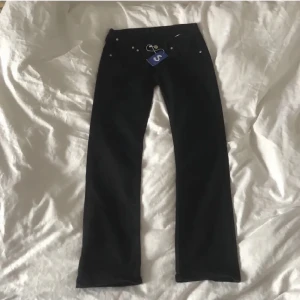 Lågmidjade jenas - Säljer nu mina älskade dolce & Gabbana jenas. Straight leg och låg midja. Super snygga bakfickor och säljer ändast då dom blivit lite små tyvärr 🩷 jättebra skick