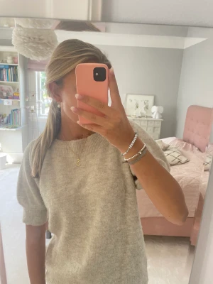 Stickad t-shirt  - Jättefin stickad tröja från veromoda!! Fint skick och använd fåtal ggr, passar till allt🩷storlek M men Paestum allt från S-L!! köpt för 499, säljer för 200, buda eller köp billigare vid snabb affär 