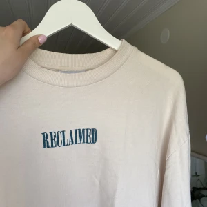 Sweatshirt - Snygg sweatshirt med diskret print framtill säljes. Från Reclaimed Vintage.  Står som Strl S men sitter mycket mer som en M, oversized fit. Köparen står för fraktkostnad🤍