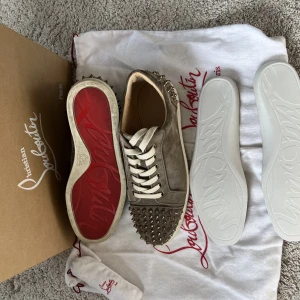 Christian Louboutin skor - 9,5/10 nästan helt oanvända. Ser helt nya ut. Box, extra snören, extra spikar och dust bags finns. Såklart äkta. Finns alla orginal grejer man får med.