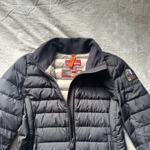 Parajumpers dunjacka - Säljer äkta parajumper dunjacka. Knappt använd, ca max 2 gånger. I helt ny skick, passar både S och XS🌸 Pris går att diskutera vid snabb affär!