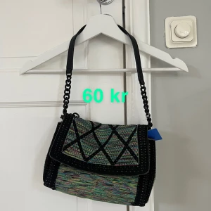 Grön väska  - Grön väska från zara med detaljer på🫶