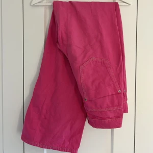 Jeans - Rosa jeans från Zara. Tajtare passform, vida.  Vid frågor är det bara att höra av sig!💕