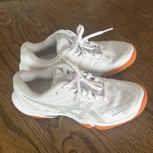 Asics  - Helt nya asics skor. Smala och supersköna, väldigt stabila  Köpte de i vintras för att jag spelade innebandy men de kom aldrig till användning