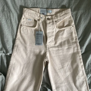 Beiga jeans amendi - Högmidjade beige vita jeans från amendi. Otroligt mjuka och sköna. Aldrig använda med prislapp kvar. Straight fit. 