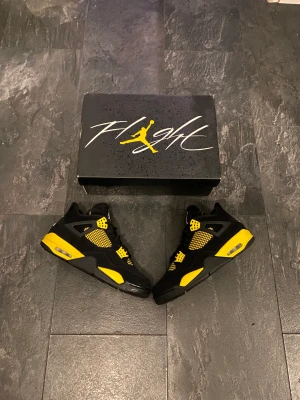 Jordan 4 - Jordan 4 ”thunder” (2023)  Storlek:  44 Cond: 10/10 (brand new) Pris: 4499kr