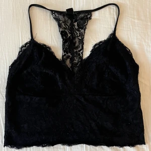 Linne - Snyggt svart spets linne. Lite nopprigt men annars i gott skick. Kolla in min sida, jag säljer just nu flera andra söta linnen🤍 Skriv privat om ni har frågor☺️