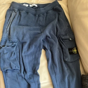Mjukisbyxor - Stone island mjukisbyxor lite solblekta men inga andra skador