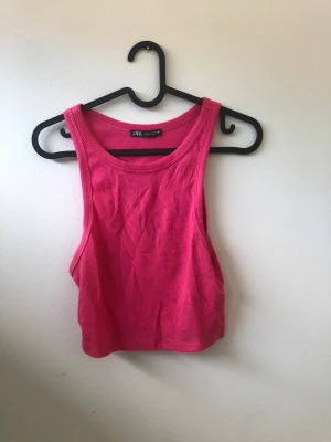 Gullig sommar topp - En neon rosa topp som slutar över naveln. Ursprungligen från zara, använd några få gånger. Storlek L men funkar för nästan alla storlekar beroende på vilken pass form man söker! Kostar 20 kr+frakt eller att man alternativt möts upp runt Stockholms området
