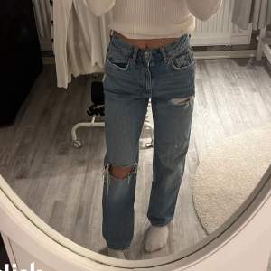 (LÅNAD BILD)Säljer ett par jeans i modellen 90’s high waist💞 säljer då de ej kommer till användning längre. Jeansen är nästan aldriganvända så de är i nyskick! Skriv för egna bilder! Priset går att diskutera!  